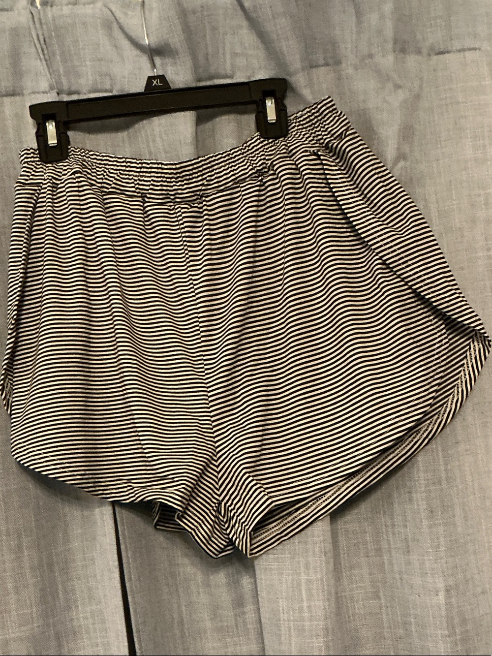 Striped Short-Sleeve Tee in Black and Cream - - Picture 3 of 4